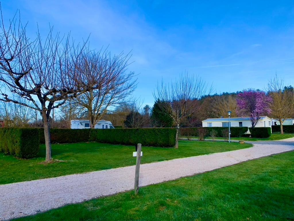 Camping Familial Paisible Avec Piscine, Mobil Home , Chalet, Studio & Emplacement Nue Casties-Labrande Exterior foto
