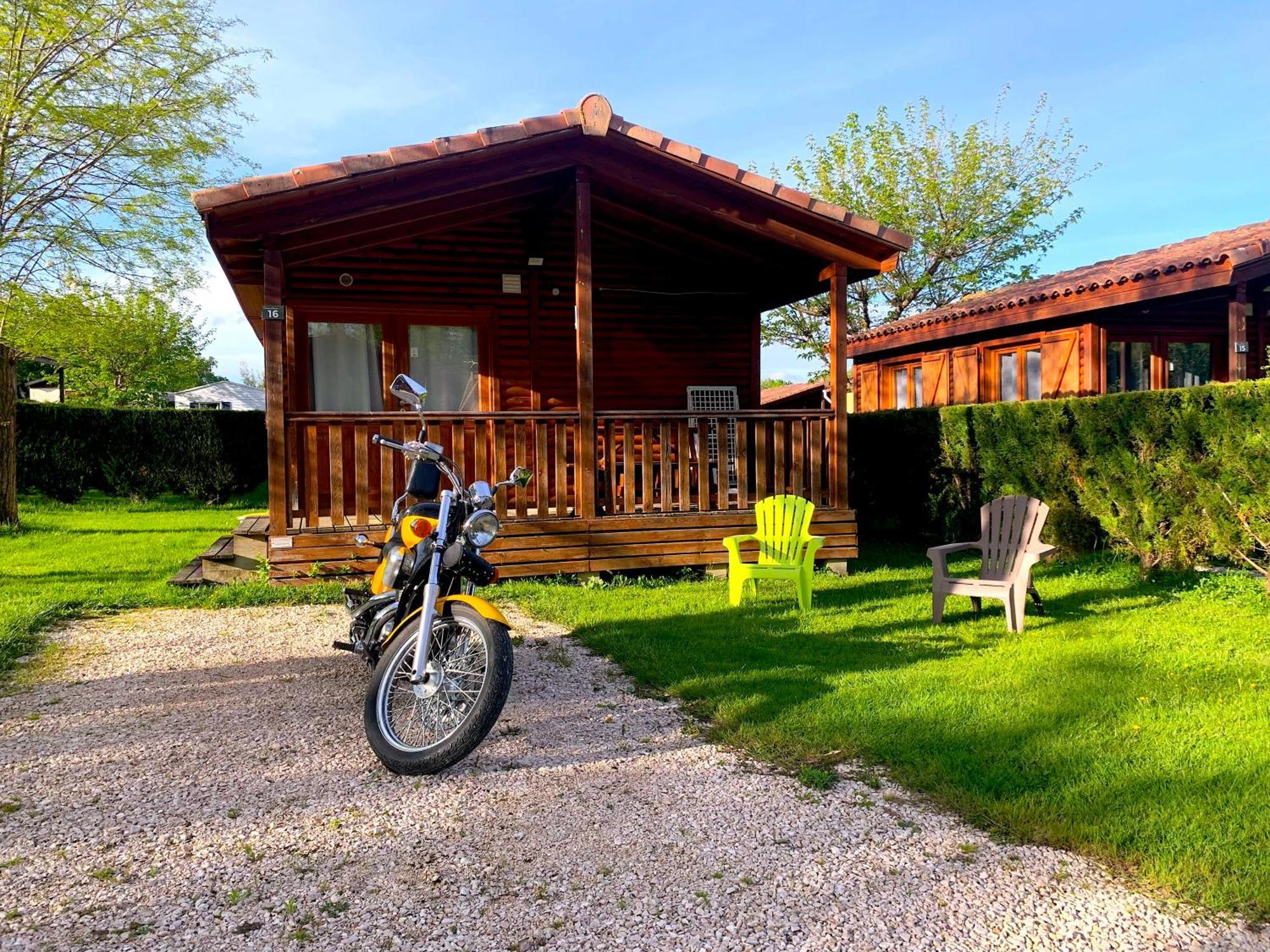 Camping Familial Paisible Avec Piscine, Mobil Home , Chalet, Studio & Emplacement Nue Casties-Labrande Exterior foto